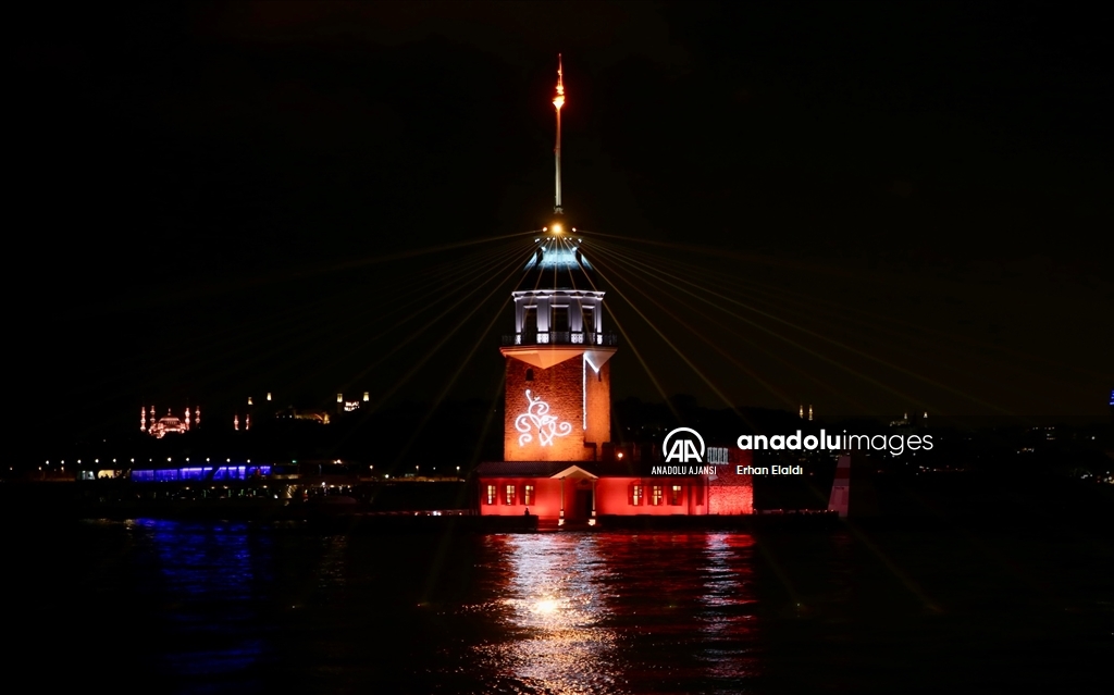 Kız Kulesi ile Galata Kulesi'nde her akşam ışık ve lazer gösterisi yapılıyor