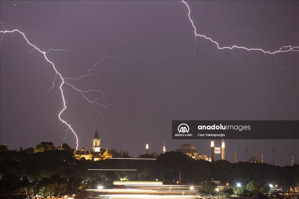 İstanbul'da şimşekli gece