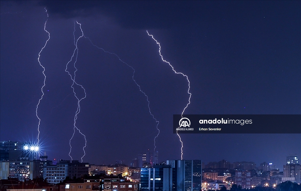 İstanbul'da şimşekli gece