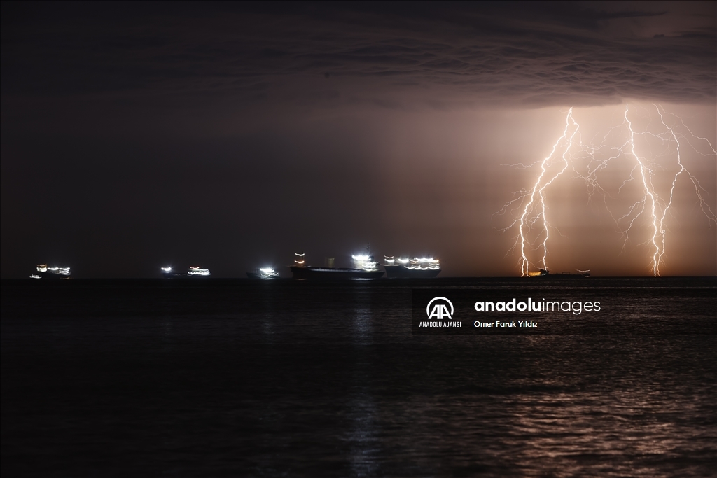 İstanbul'da şimşekli gece