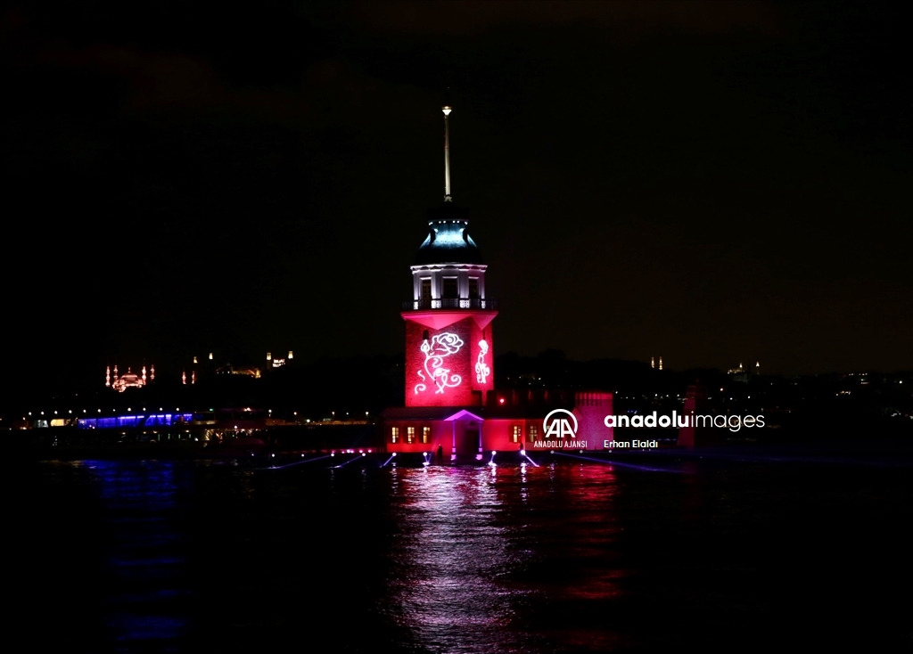 Kız Kulesi ile Galata Kulesi'nde her akşam ışık ve lazer gösterisi yapılıyor