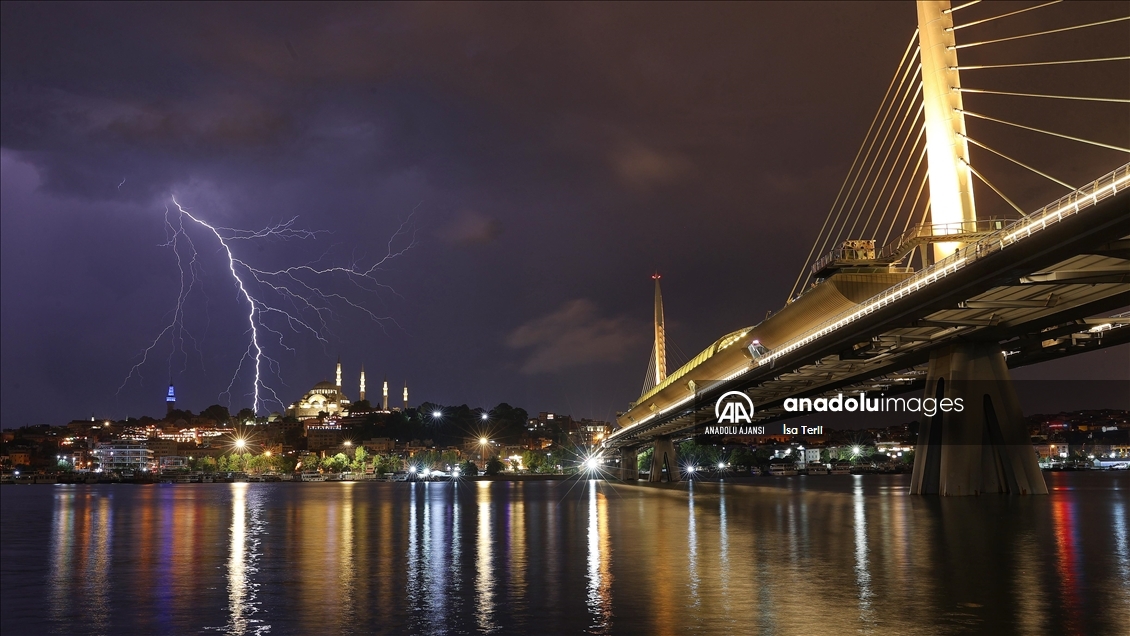 İstanbul'da şimşekli, sağanaklı gece