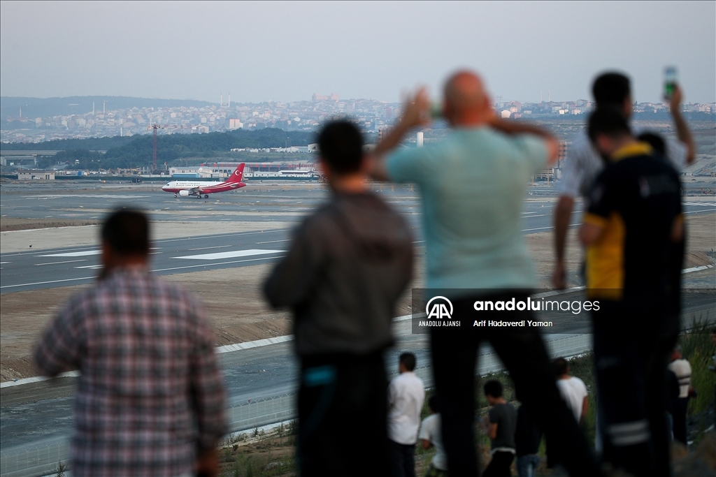 Cumhurbaşkanı Erdoğan'ı taşıyan uçak İstanbul Yeni Havalimanı'na ilk inişi yaptı