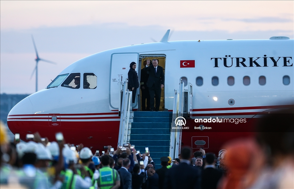 Cumhurbaşkanı Erdoğan'ı taşıyan uçak İstanbul Yeni Havalimanı'na ilk inişi yaptı