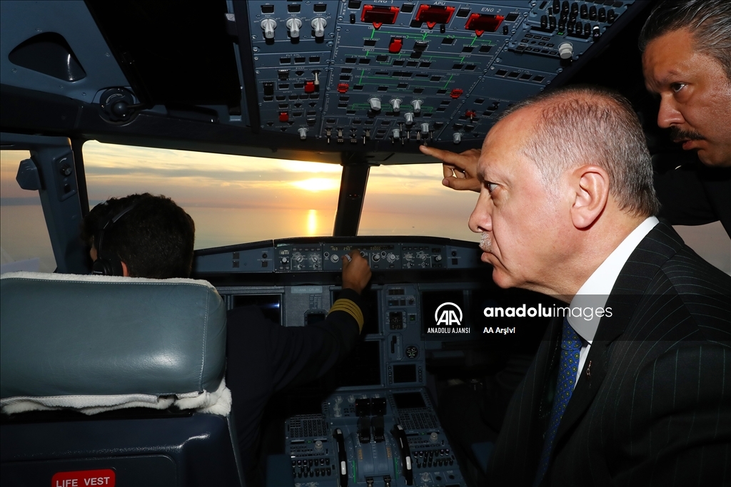 Cumhurbaşkanı Erdoğan'ı taşıyan uçak İstanbul Yeni Havalimanı'na ilk inişi yaptı