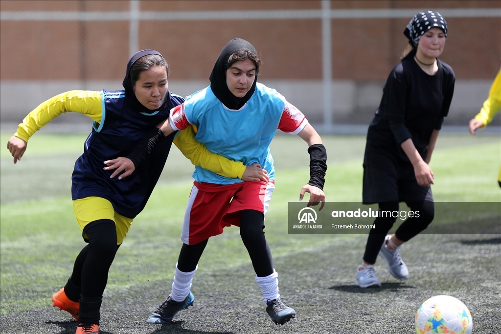 İran’daki Afgan kadın futbolcular büyük takımlarda oynamanın hayalini kuruyor