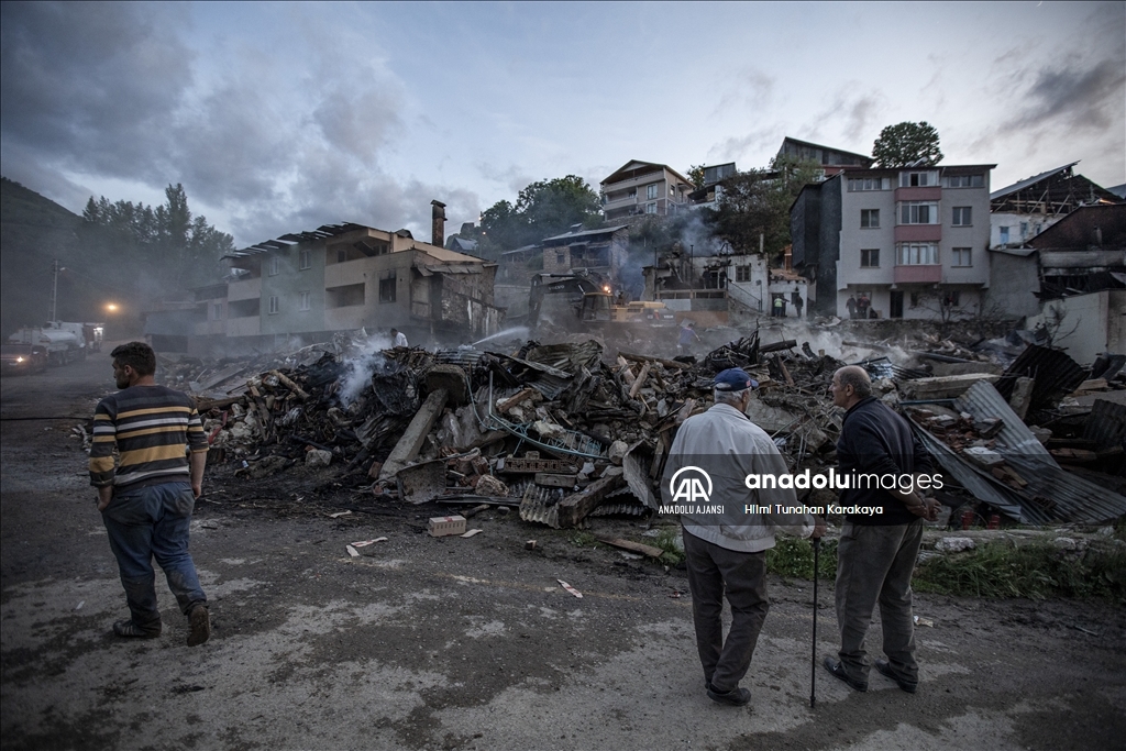 Erzurum'da yangında evleri yananlar için AFAD tarafından çadır kuruldu