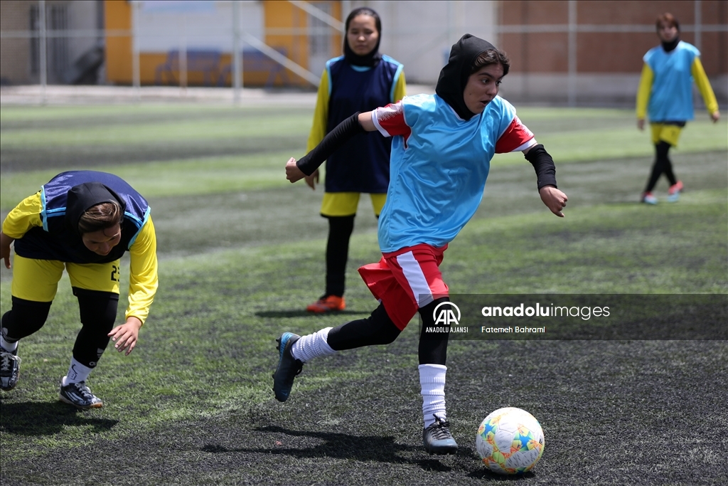 İran’daki Afgan kadın futbolcular büyük takımlarda oynamanın hayalini kuruyor