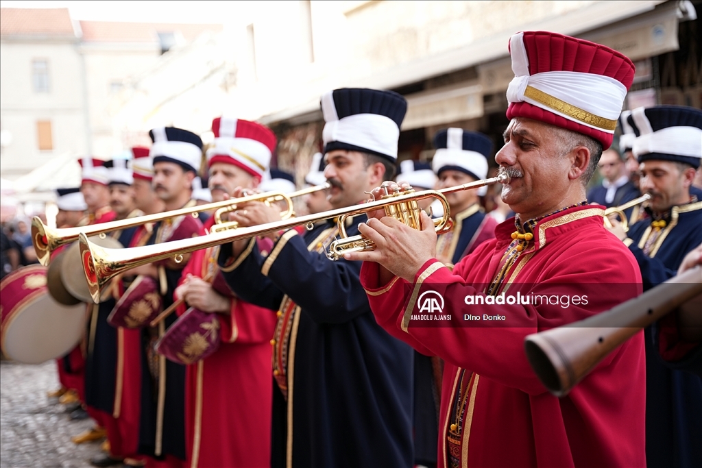 Milli Savunma Bakanlığı Mehteran Birliği tarihi Mostar Köprüsü'nde konser verdi