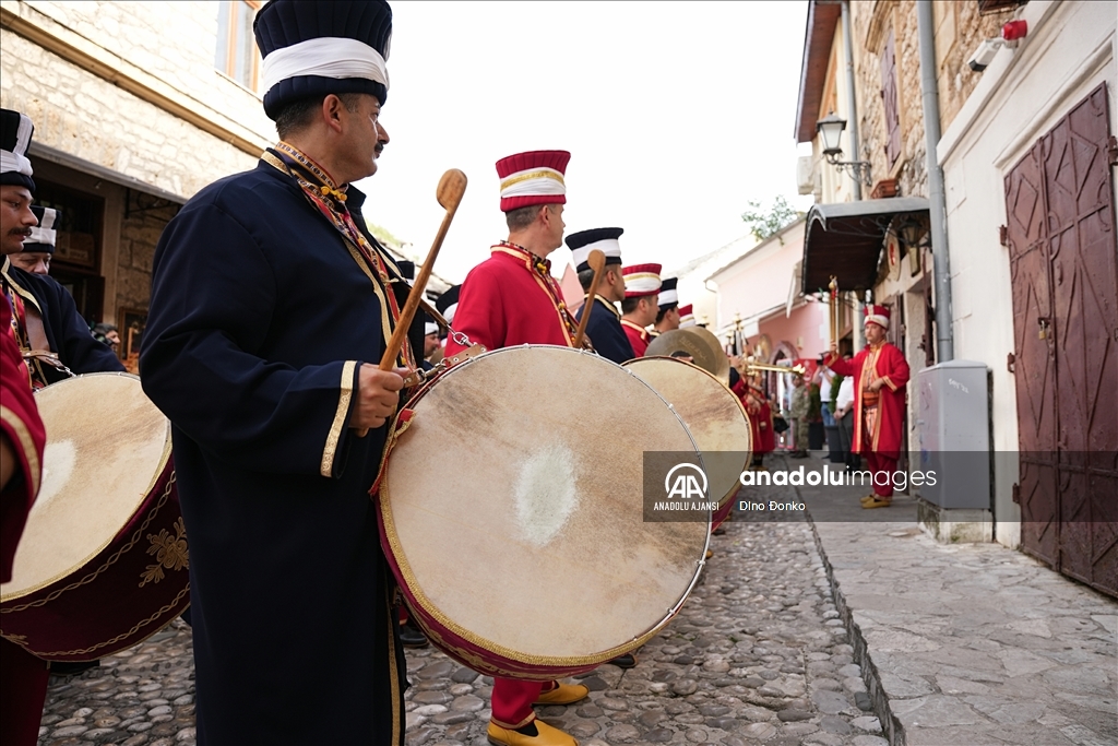 Milli Savunma Bakanlığı Mehteran Birliği tarihi Mostar Köprüsü'nde konser verdi