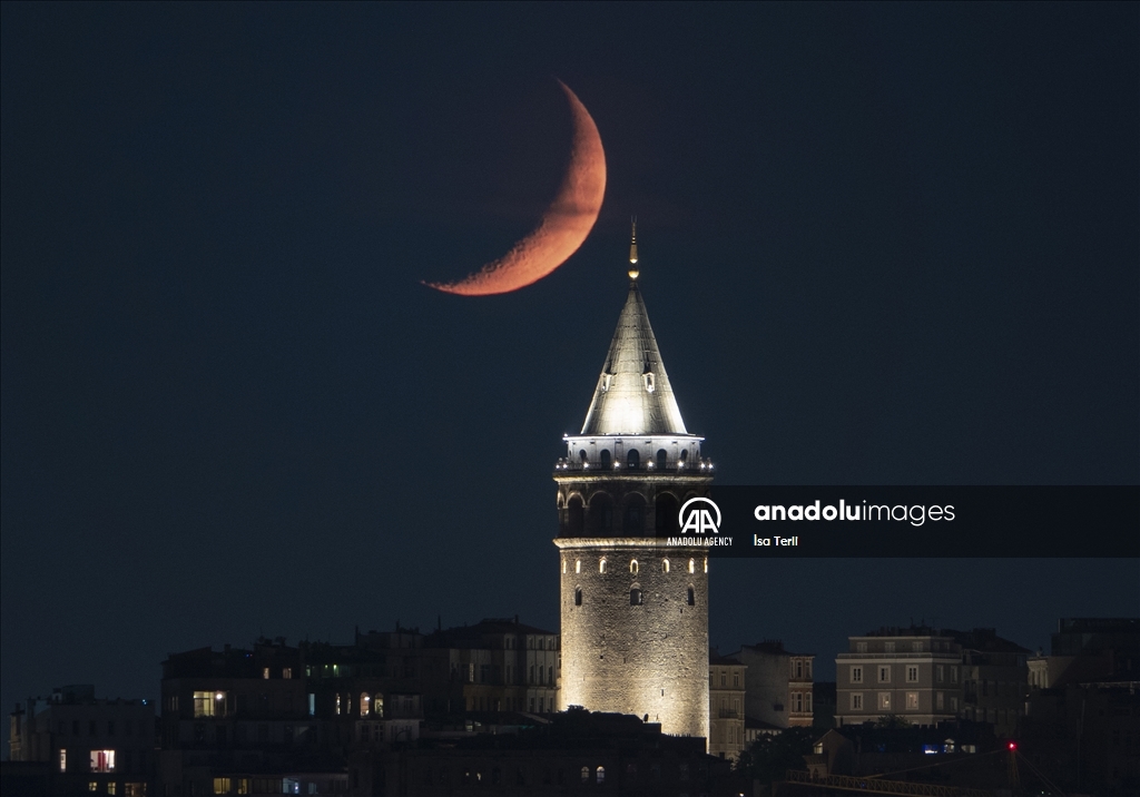 Penampakan bulan sabit di Istanbul, Turkiye