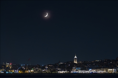 Penampakan bulan sabit di Istanbul, Turkiye