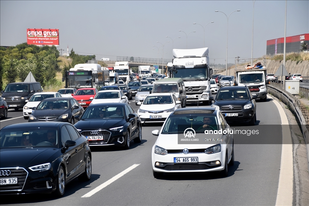 Bayram tatili için yola çıkanlar Sakarya ve Kocaeli'de otoyollarda yoğunluk oluşturuyor