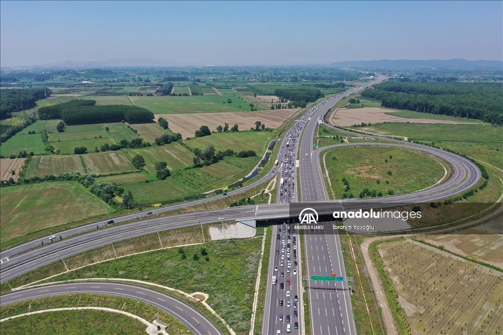 Sakarya'da otoyollarda yaşanan bayram yoğunluğu drone ile görüntülendi