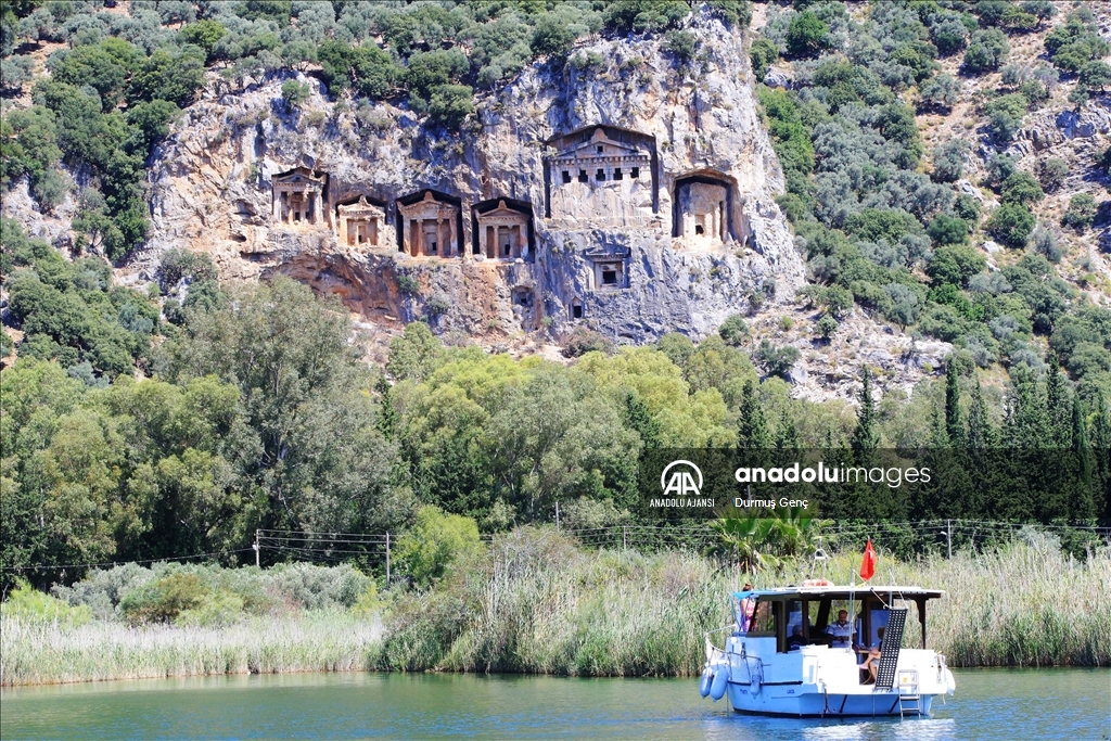 Labirent görünümlü Dalyan sazlıklarında bayram hareketliliği yaşanıyor