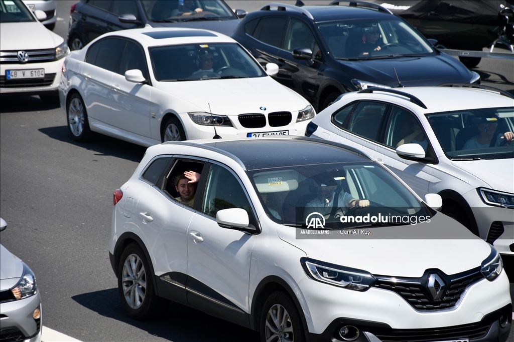 Bayram tatili için yola çıkanlar Sakarya ve Kocaeli'de otoyollarda yoğunluk oluşturuyor