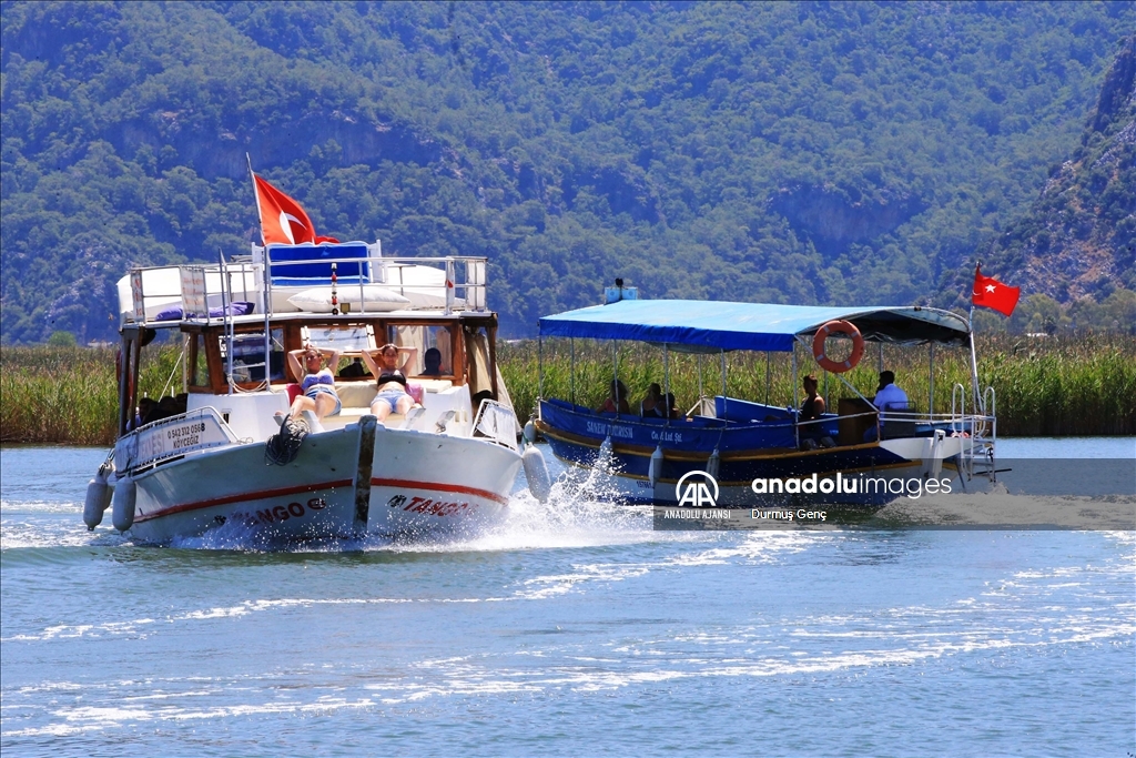 Labirent görünümlü Dalyan sazlıklarında bayram hareketliliği yaşanıyor