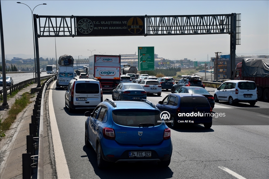 Bayram tatili için yola çıkanlar Sakarya ve Kocaeli'de otoyollarda yoğunluk oluşturuyor