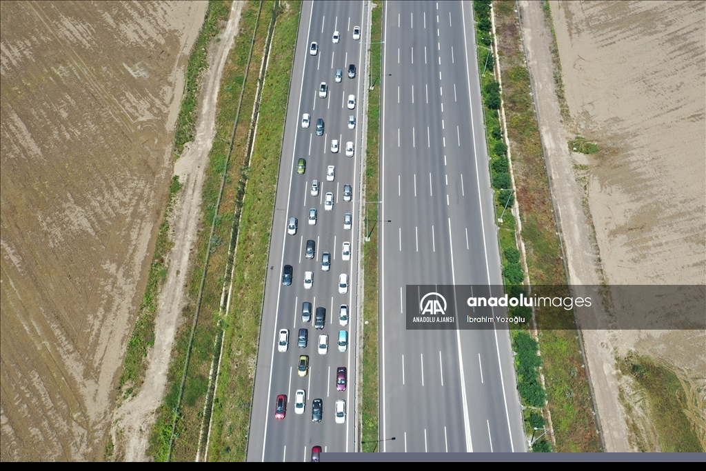 Sakarya'da otoyollarda yaşanan bayram yoğunluğu drone ile görüntülendi