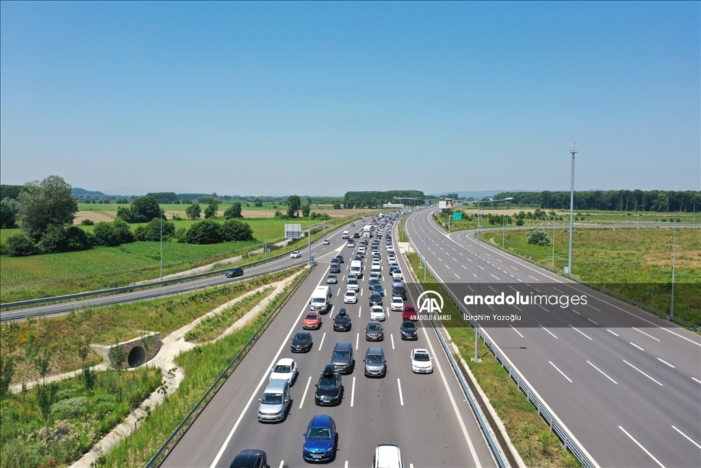 Sakarya'da otoyollarda yaşanan bayram yoğunluğu drone ile görüntülendi