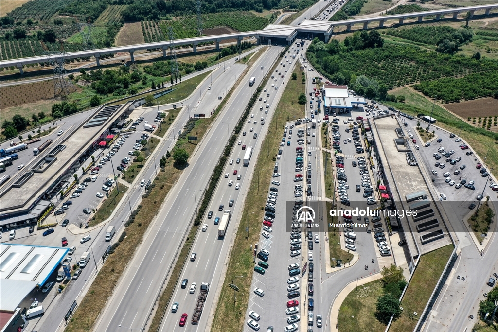 İstanbul-İzmir Otoyolu'ndaki tesislerde bayram tatili yoğunluğu yaşanıyor