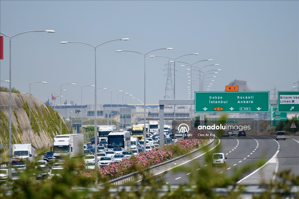 Kocaeli'de otoyollarda bayram yoğunluğu yaşanıyor
