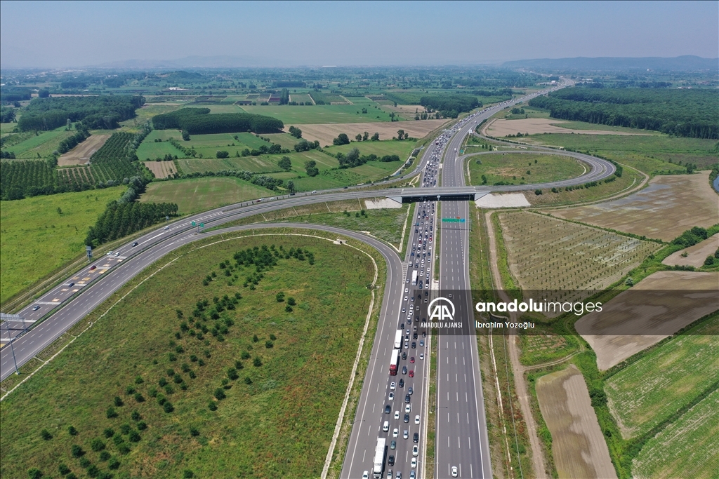 Sakarya'da otoyollarda yaşanan bayram yoğunluğu drone ile görüntülendi