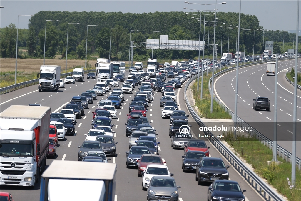 Sakarya'da otoyollarda bayram yoğunluğu yaşanıyor
