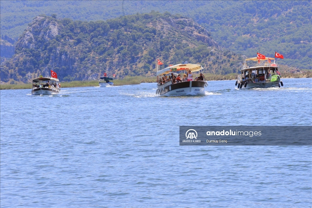 Labirent görünümlü Dalyan sazlıklarında bayram hareketliliği yaşanıyor