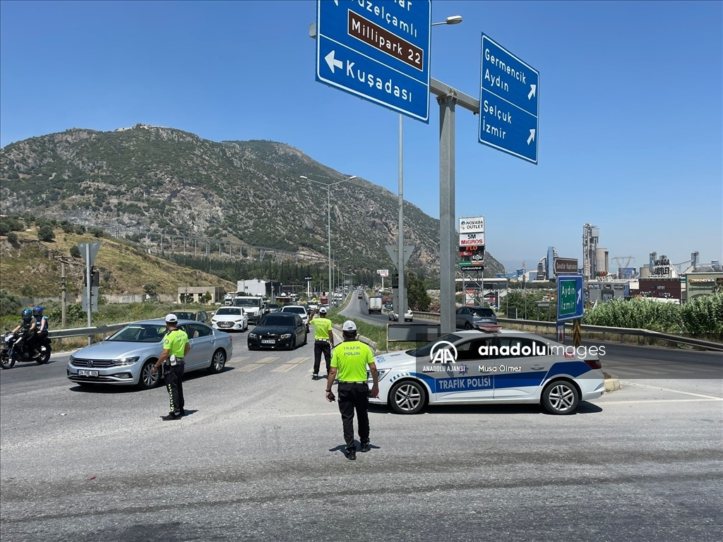 Ege'de turizm merkezleri bağlantı yollarında trafik yoğunluğu sürüyor