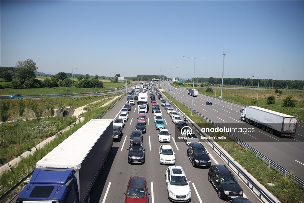 Sakarya'da otoyollarda bayram yoğunluğu yaşanıyor