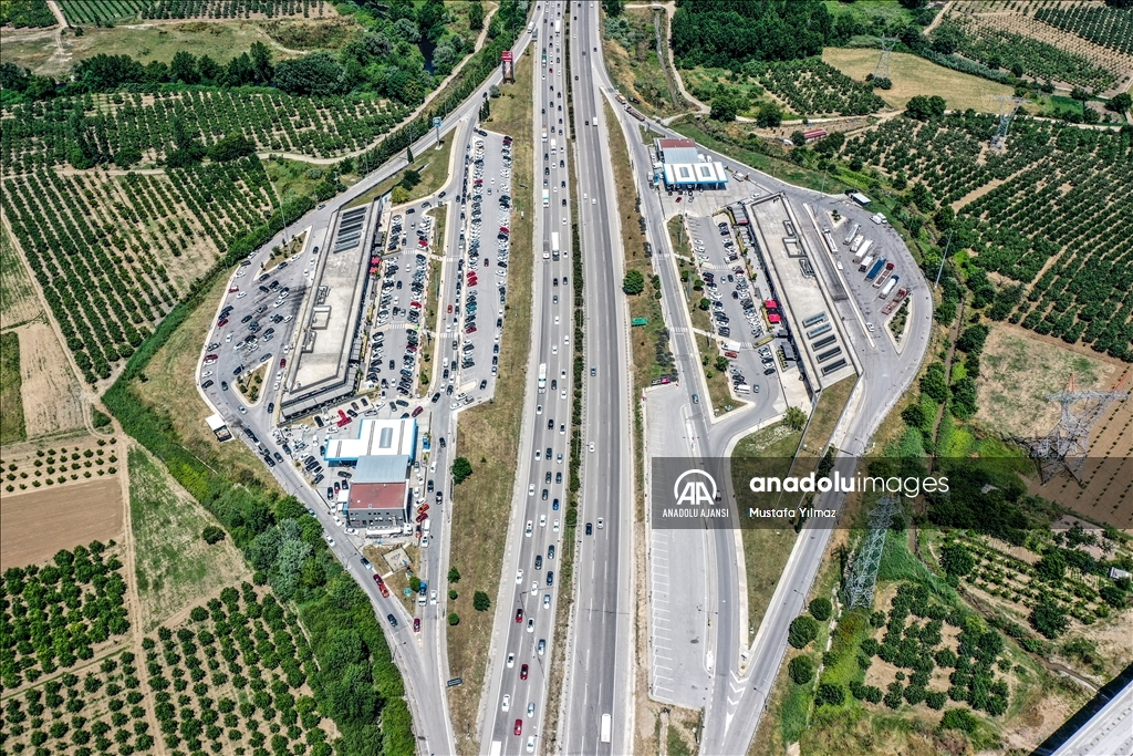 İstanbul-İzmir Otoyolu'ndaki tesislerde bayram tatili yoğunluğu yaşanıyor