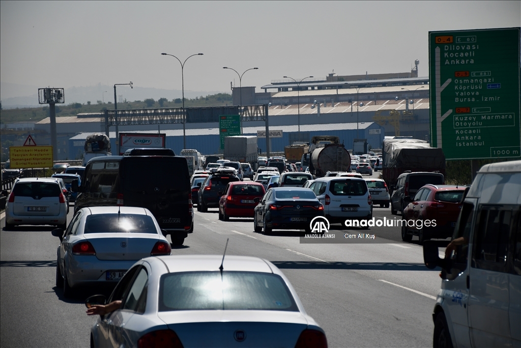 Bayram tatili için yola çıkanlar Sakarya ve Kocaeli'de otoyollarda yoğunluk oluşturuyor