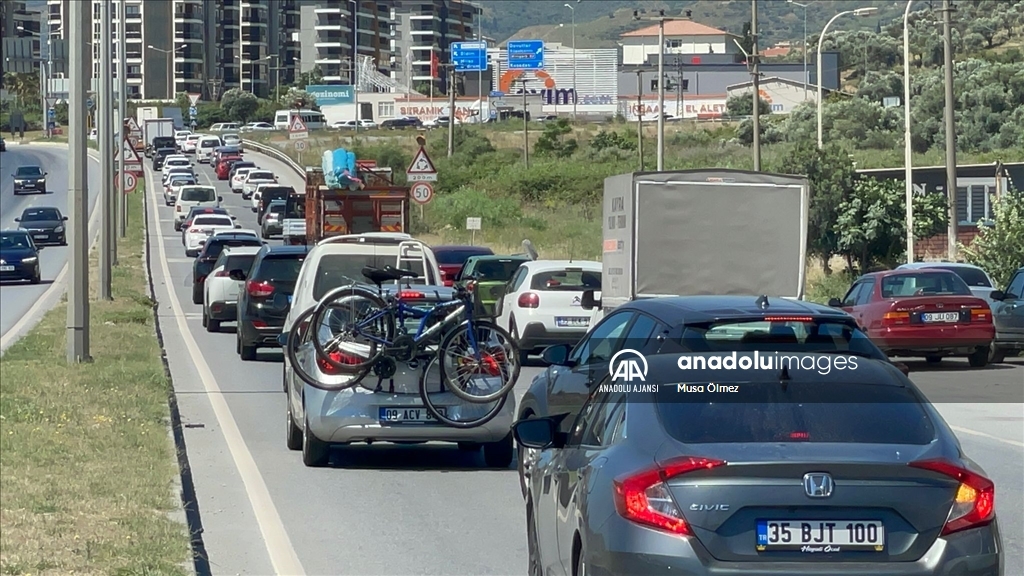 Ege'de turizm merkezleri bağlantı yollarında trafik yoğunluğu sürüyor