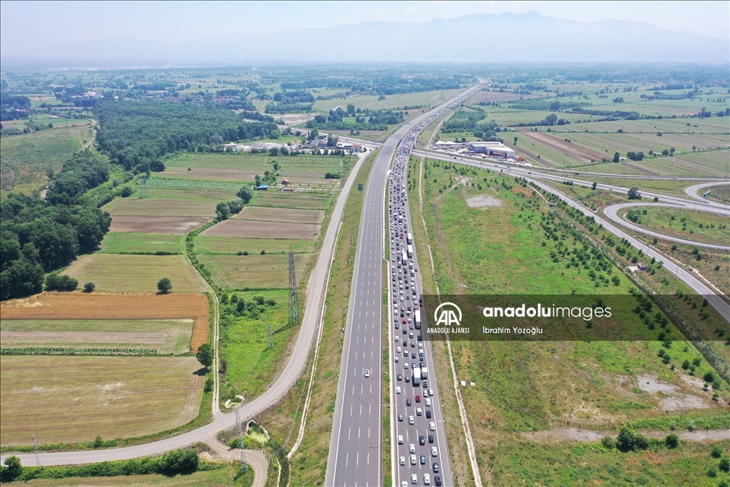 Sakarya'da otoyollarda yaşanan bayram yoğunluğu drone ile görüntülendi