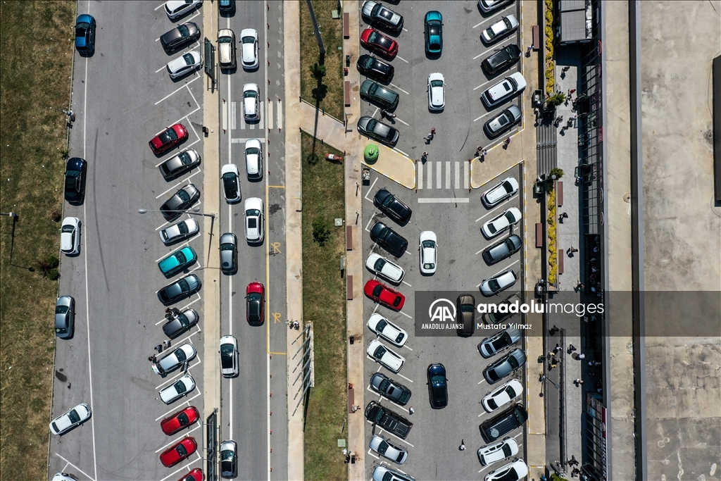 İstanbul-İzmir Otoyolu'ndaki tesislerde bayram tatili yoğunluğu yaşanıyor