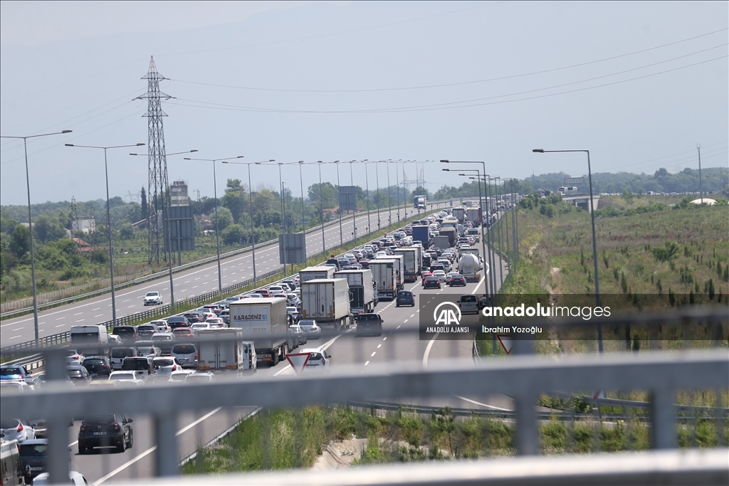 Sakarya'da otoyollarda bayram yoğunluğu yaşanıyor