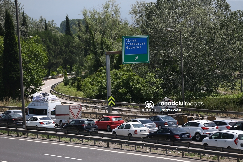 Sakarya'da otoyollarda bayram yoğunluğu yaşanıyor