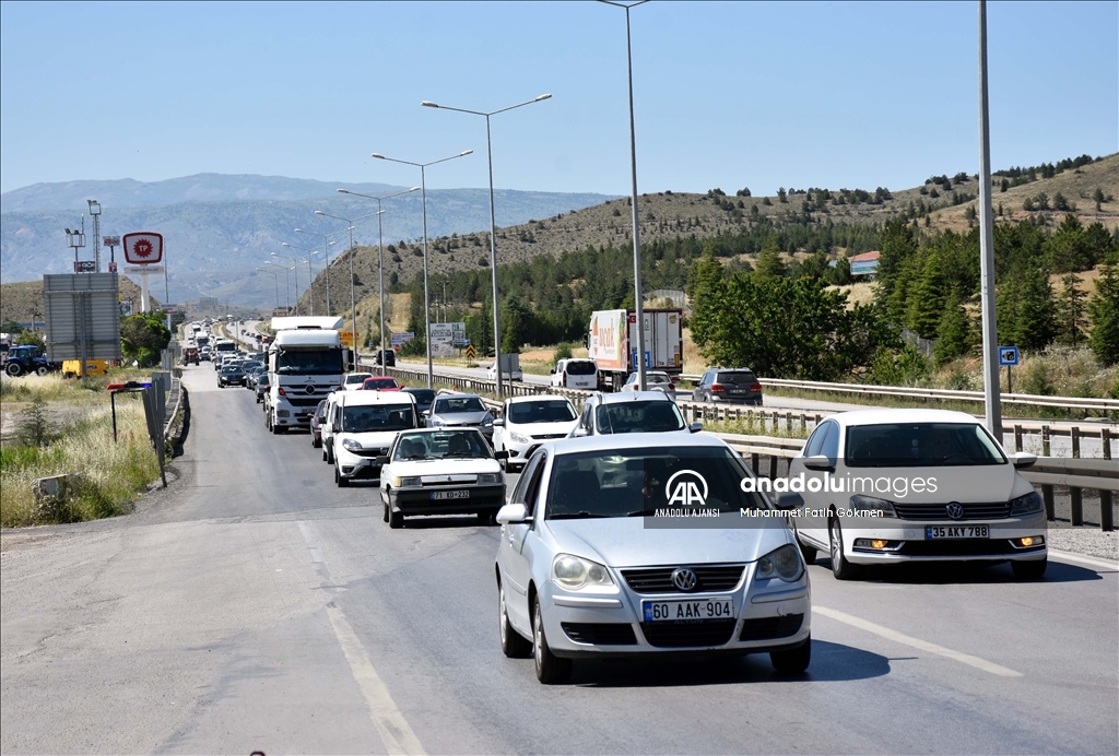 "Kilit kavşak" Kırıkkale'de bayram öncesi trafik yoğunluğu sürüyor