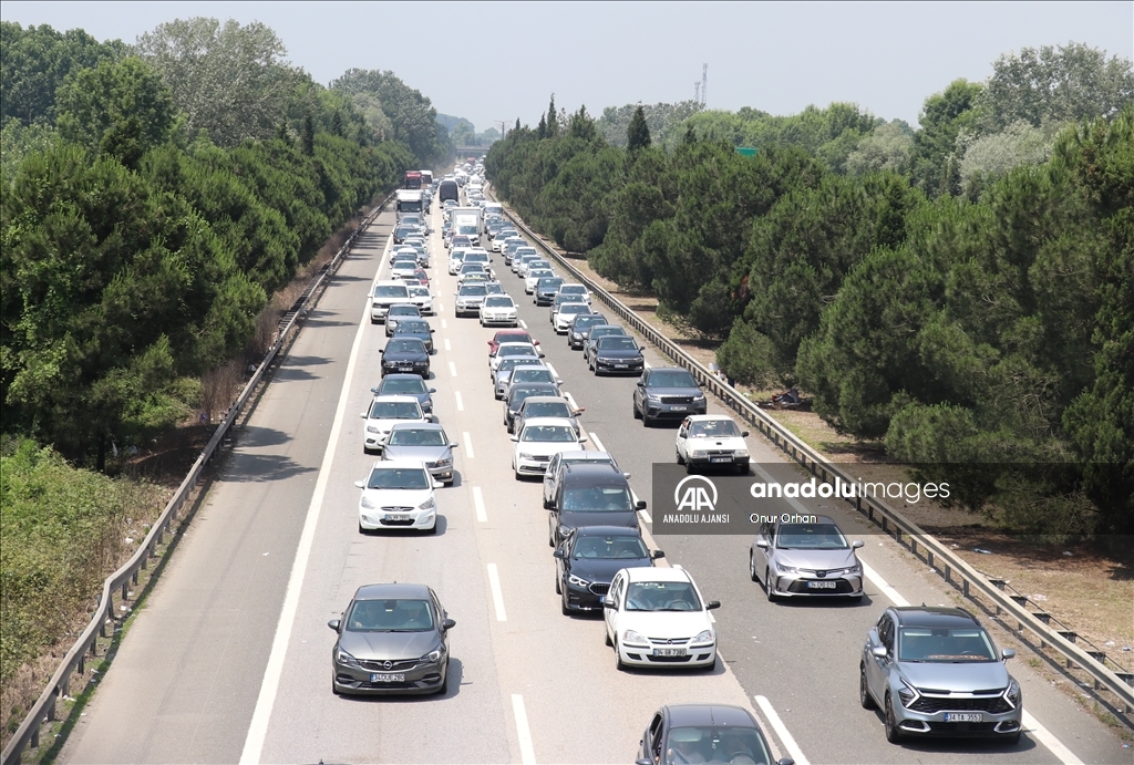 Sakarya'da otoyollarda bayram yoğunluğu sürüyor