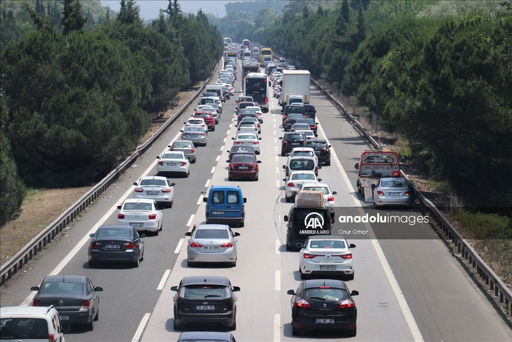 Sakarya'da otoyollarda bayram yoğunluğu sürüyor