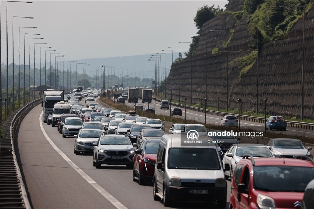 Anadolu Otoyolu Düzce ve Bolu geçişinde bayram yoğunluğu
