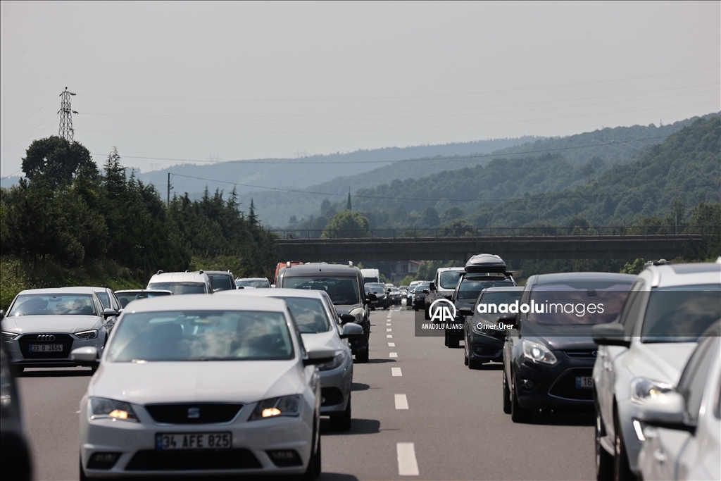 Anadolu Otoyolu Düzce ve Bolu geçişinde bayram yoğunluğu