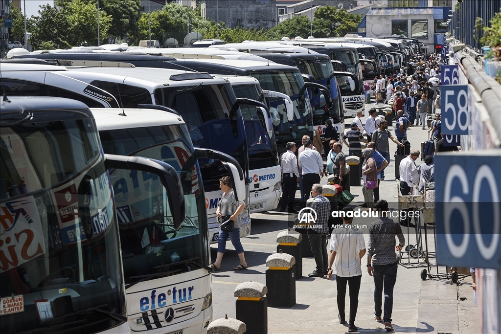 İstanbul otogarında bayram yoğunluğu sürüyor