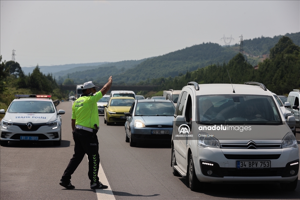 Anadolu Otoyolu Düzce ve Bolu geçişinde bayram yoğunluğu