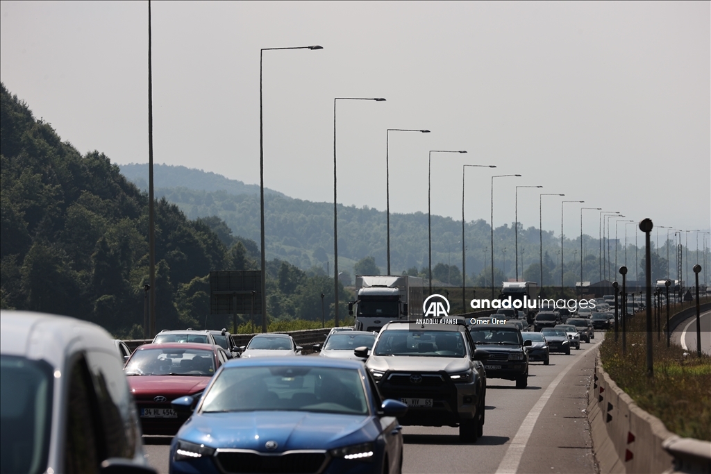 Anadolu Otoyolu Düzce ve Bolu geçişinde bayram yoğunluğu