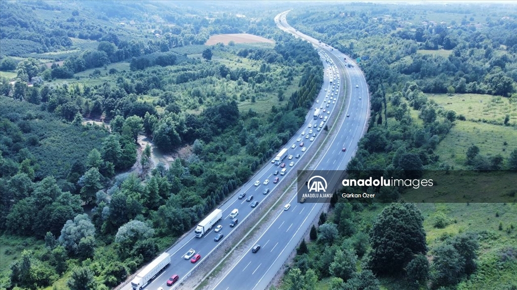 Sakarya'da otoyollarda bayram yoğunluğu sürüyor