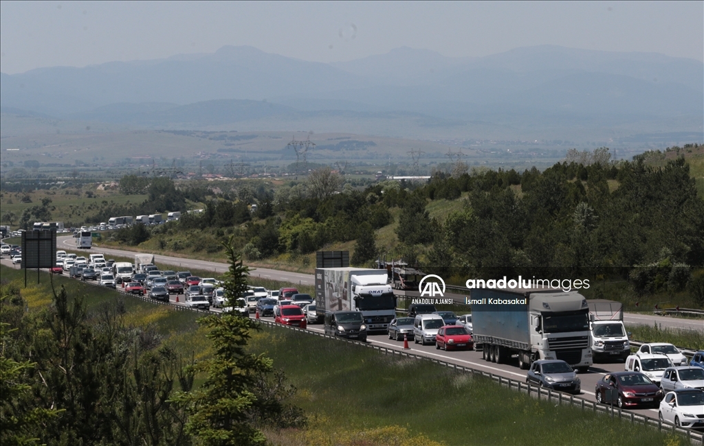 Anadolu Otoyolu Düzce ve Bolu geçişinde bayram yoğunluğu