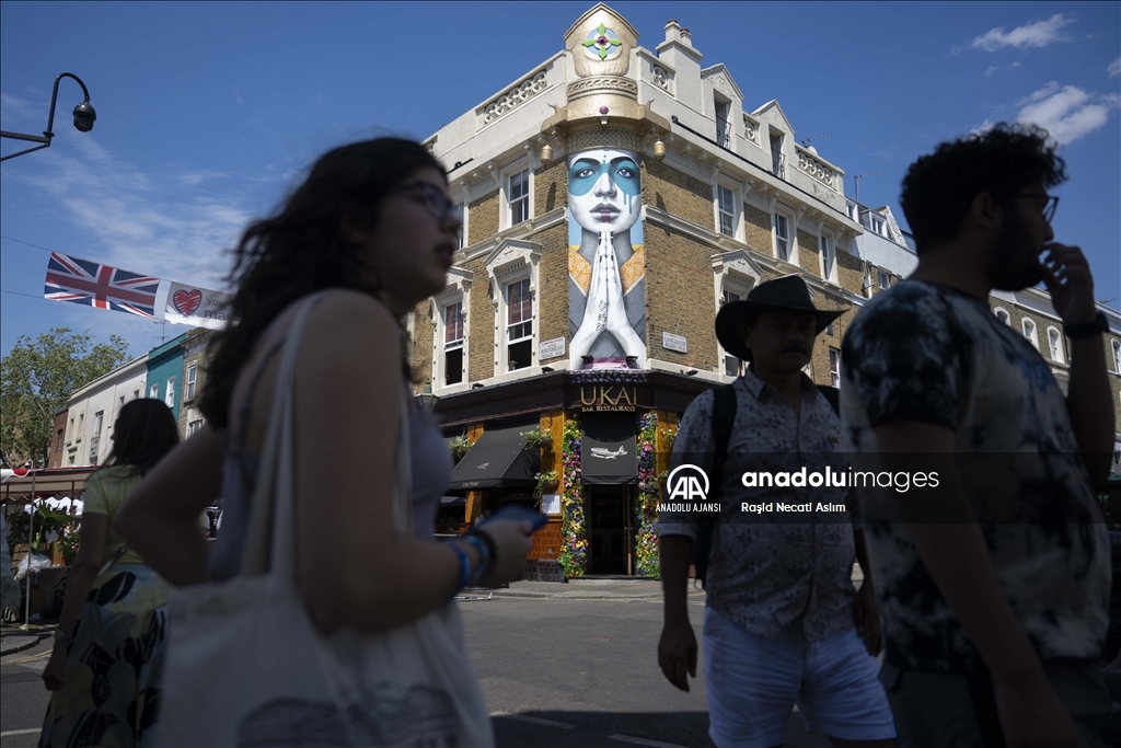İngiltere’nin meşhur pazarı Portobello Road Market yoğun ilgi görüyor