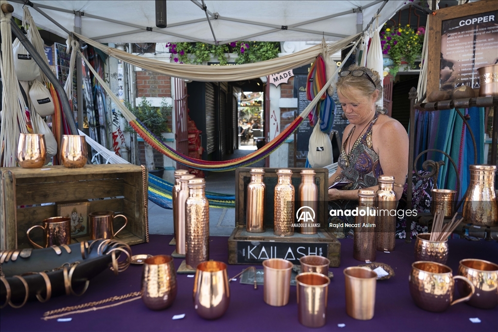 İngiltere’nin meşhur pazarı Portobello Road Market yoğun ilgi görüyor